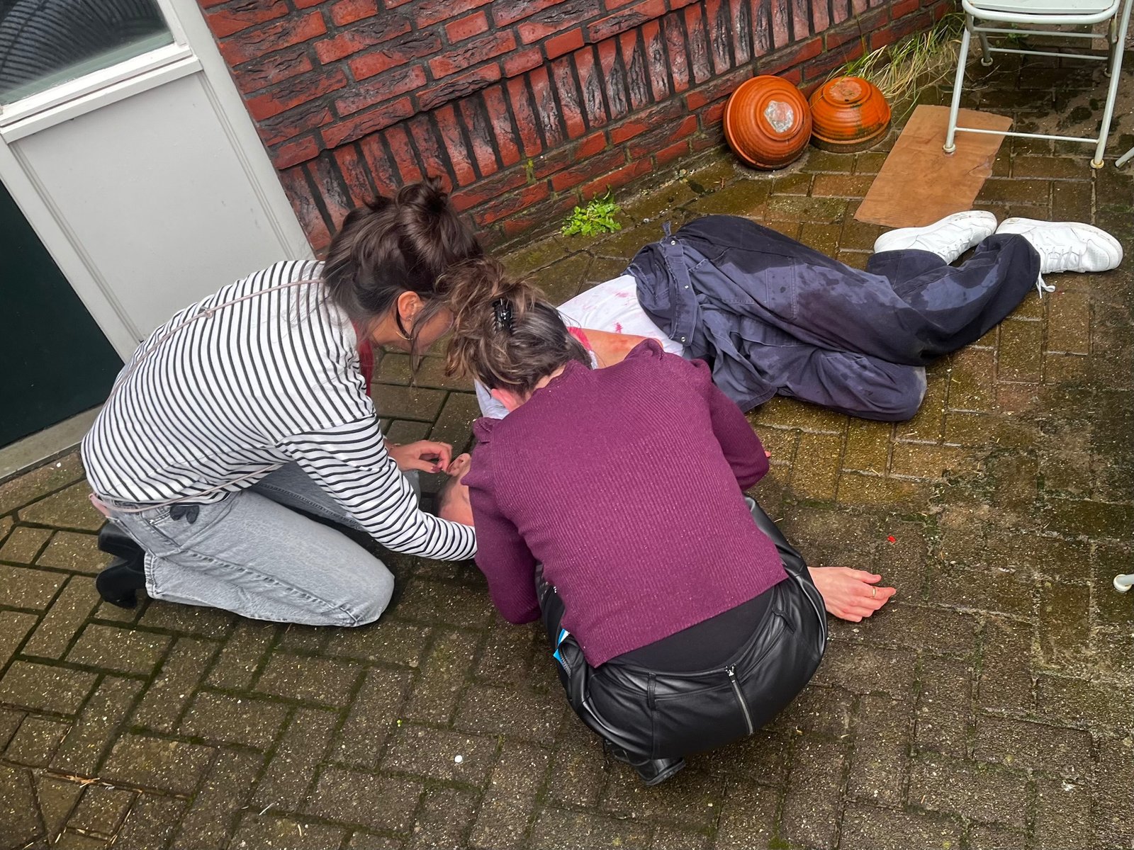 Deelnemers oefenen eerste hulp tijdens een Prepare Me-training